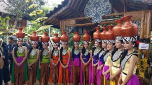 Penari Buyung salah satu tarian khas Sunda Wiwitan dengan membawa Buyung atau tempat air. 