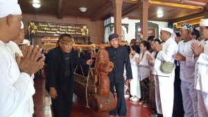 Lesung Indung salah satu diarak menuju bale sebagai alat penumbuk padi diiringi para tokoh dan tamu undangan. 